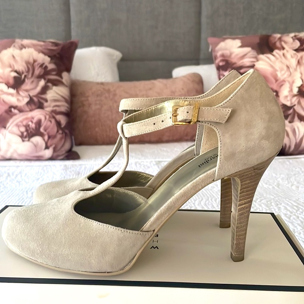 BNWOT Nero Giardini Italian suede heels